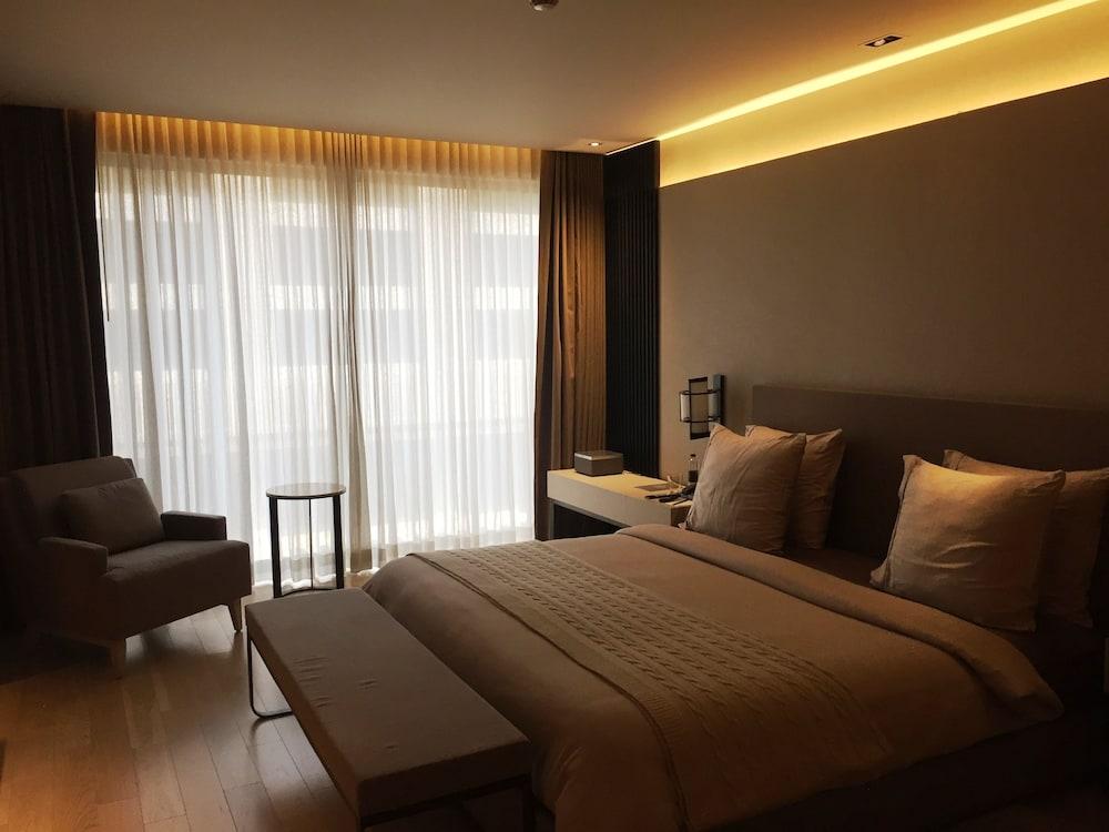 Roseate House New Delhi Nova Deli Exterior foto A bedroom at the hotel