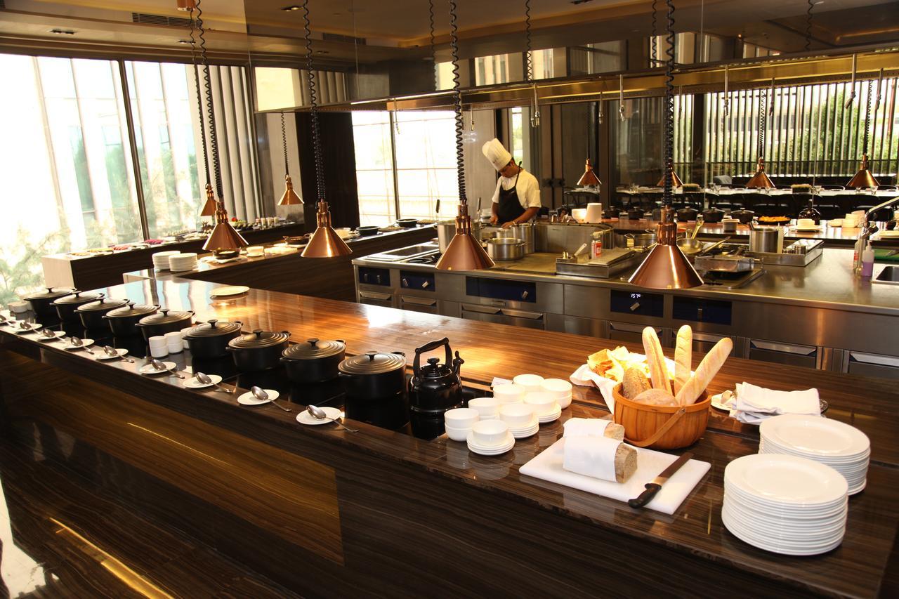 Roseate House New Delhi Nova Deli Exterior foto A restaurant kitchen