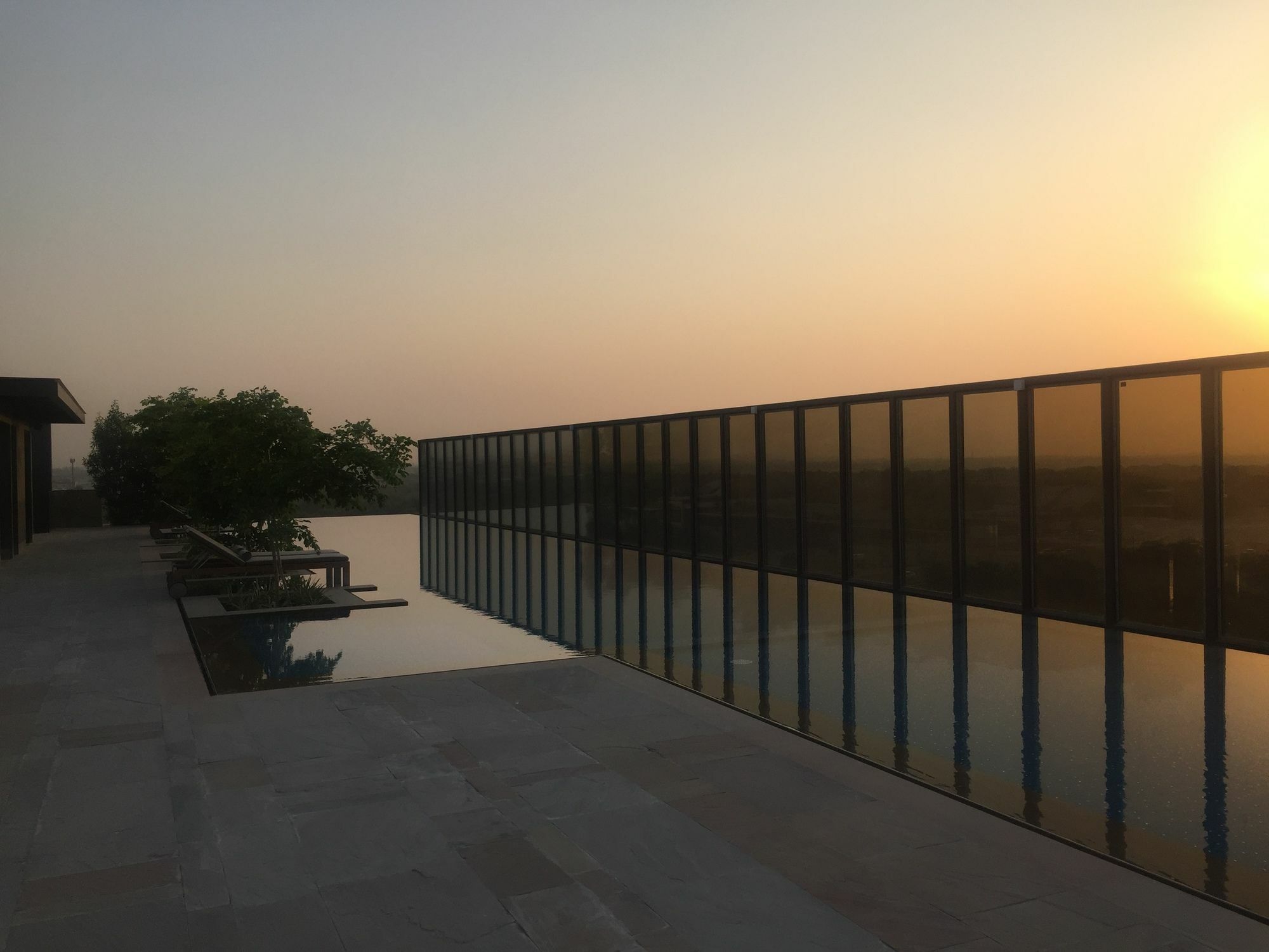 Roseate House New Delhi Nova Deli Exterior foto The rooftop of the hotel