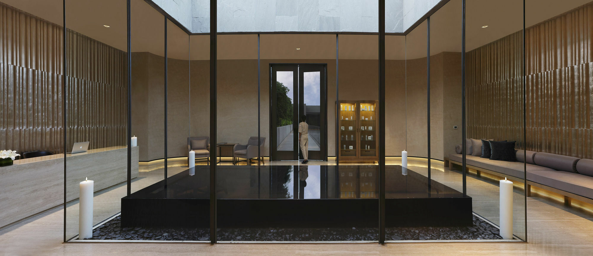 Roseate House New Delhi Nova Deli Exterior foto The interior of the chapel